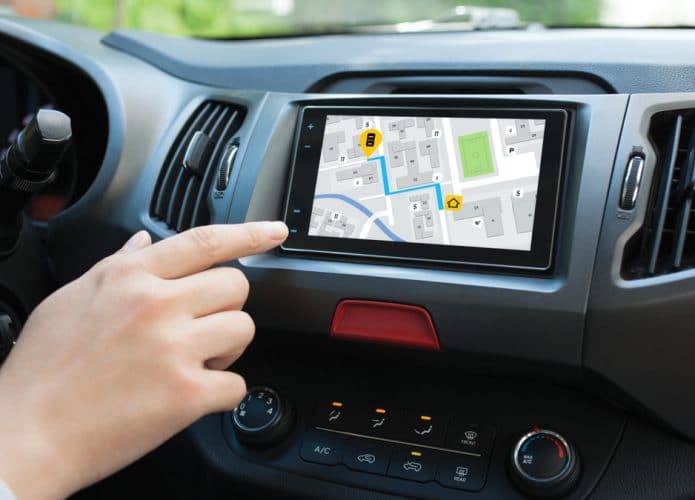 GPS sendo usado dentro de um carro