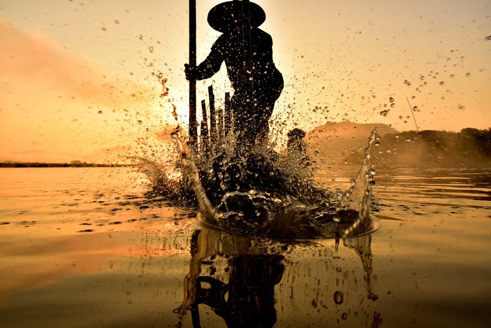 Devido à sua alta importância econômica, o Rio Amarelo na China apresenta alta atividade comercial em pesca, mineração e outras vertentes, mas a sua propensão a desastres naturais aumentam casos de discriminação contra mulheres