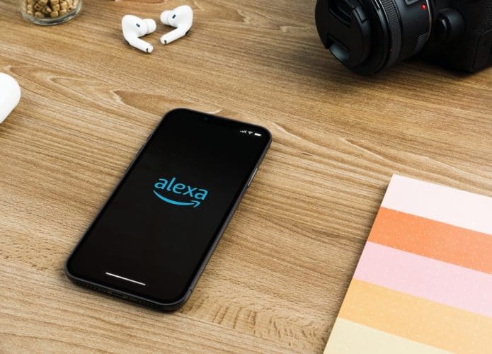 Alexa, Siri, iPhone