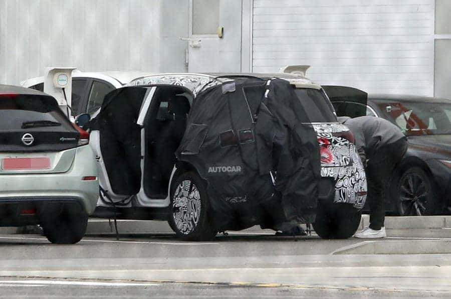 Imagem do flagra, com a parte de trás do SUV elétrico descoberta