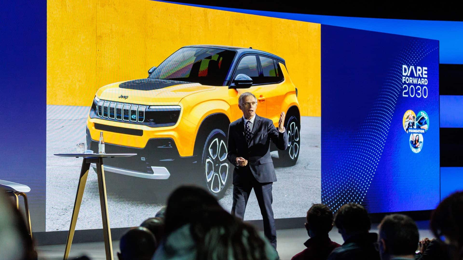 CEO Carlos Tavares apresentando imagens do SUV elétrico da Jeep em evendo da Stellantis