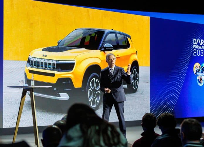 CEO Carlos Tavares apresentando imagens do SUV elétrico da Jeep em evendo da Stellantis