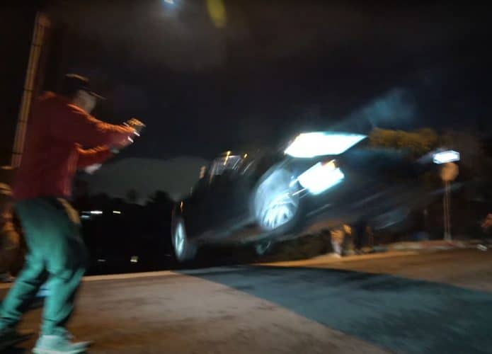 Tesla voador em Los Angeles