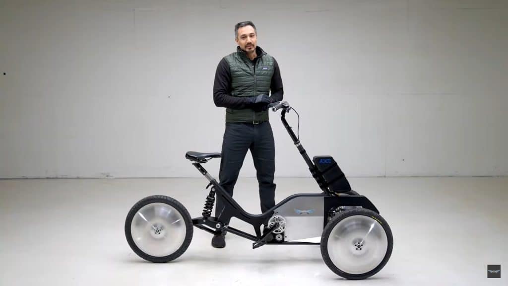 Designer apresentando detalhes da bicicleta da Arcimoto