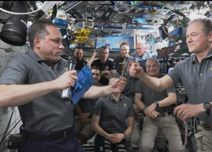 Troca de comando da ISS durante a Expedição 66. Anton Shkaplerov entrega a