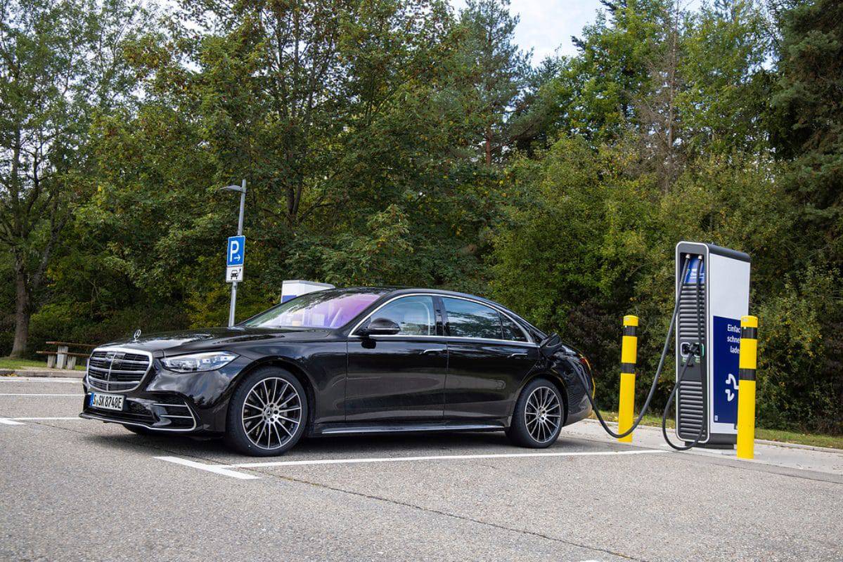 Veículo da Mercedes usando uma estação carregamento