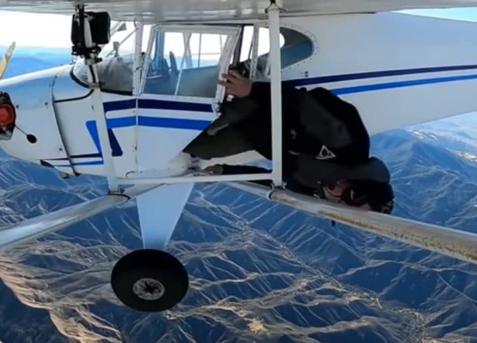 YouTuber Trevor Jacob saltando de seu avião