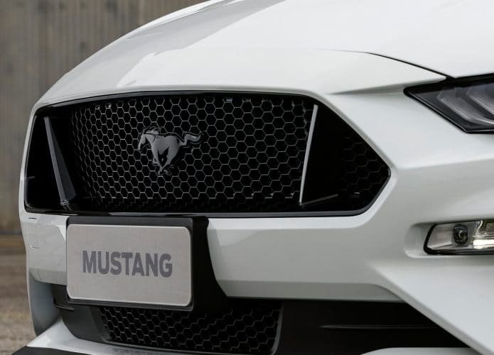 Parte da frente de um veículo Ford Mustang