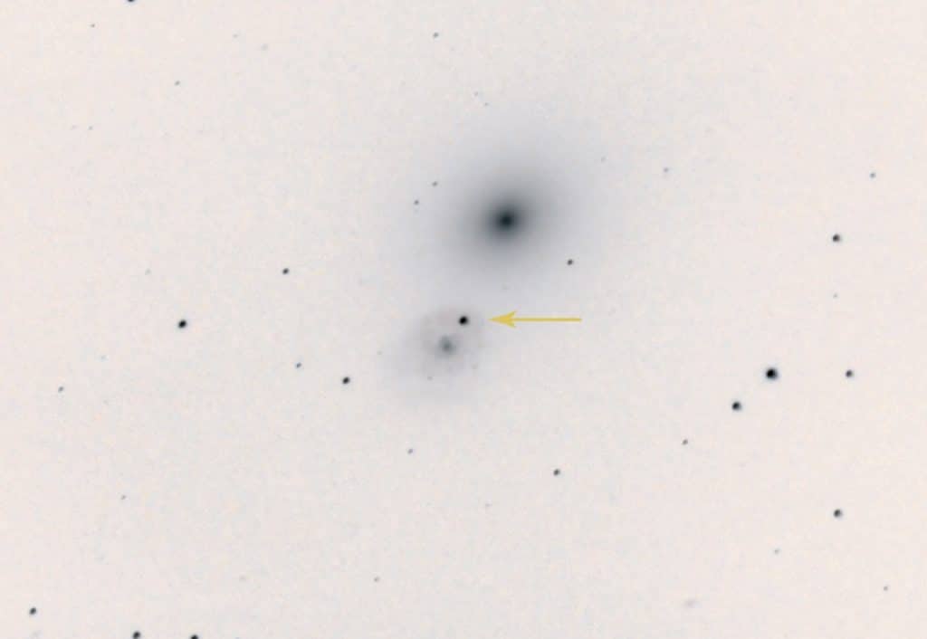 A mesma supernova também foi registrada por brasileiro localizado em MG, exposta em tom negativo para evidenciar seu brilho