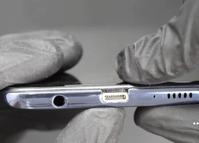 Galaxy A51 com porta Lightning (Imagem: reprodução/Ken Pillonel)