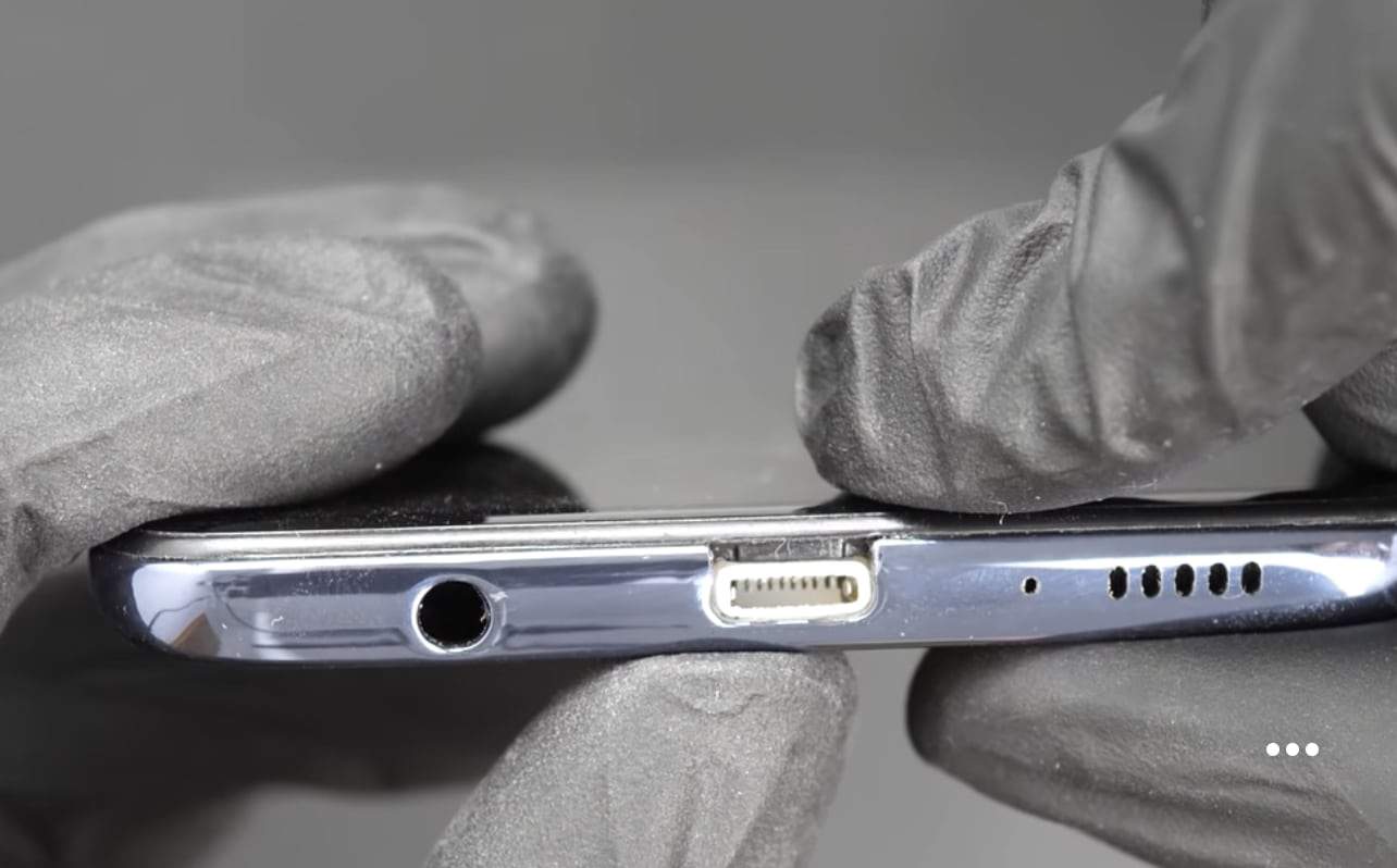 Galaxy A51 com porta Lightning (Imagem: reprodução/Ken Pillonel)