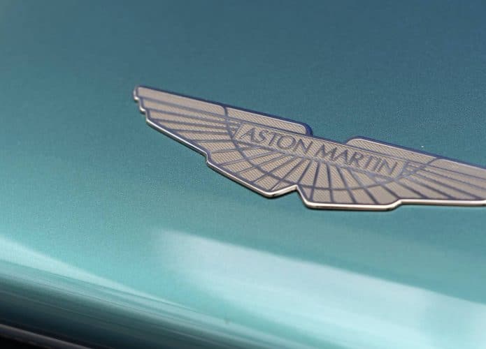 Escudo da Aston Martin em uma carroceria com a cor verde