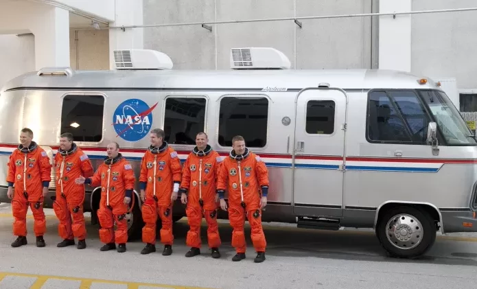 astrovan-no-centro-espacial-kennedy-da-nasa-na-florida-eua-com-astronautas-da-missao-atlantis-1650807122940_v2_750x421-695x421.webp