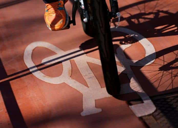 Homem guia uma bicicleta em São Paulo