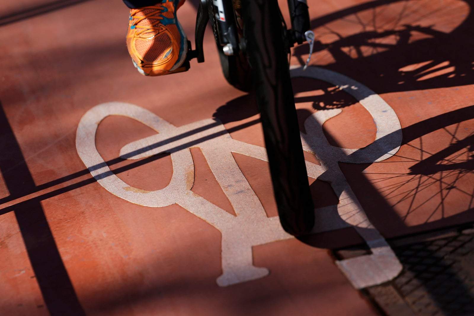 Homem guia uma bicicleta em São Paulo