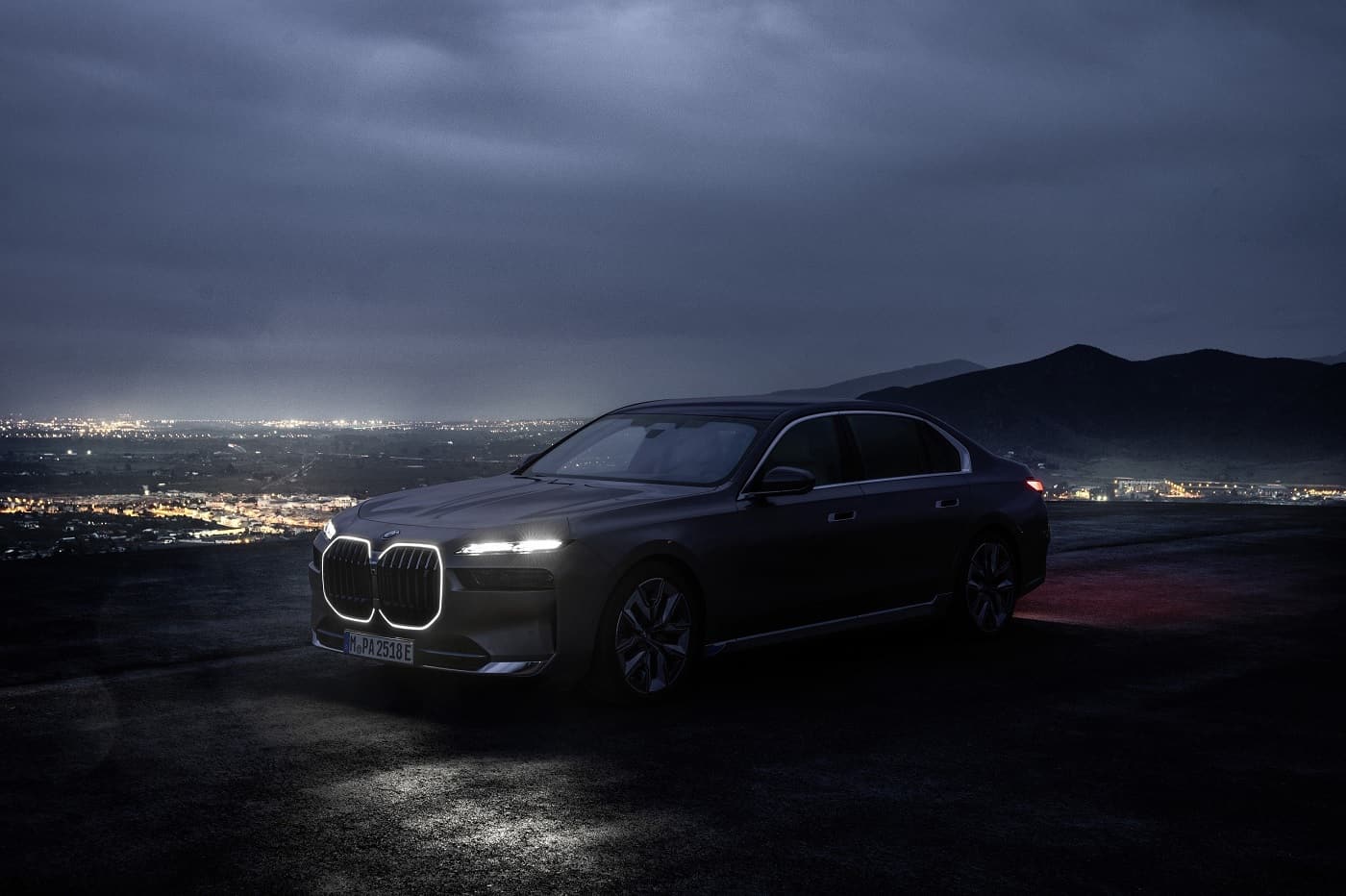 Luxo de última geração: BMW i7 traz tela 8K de 31” e mais de 500 cv de potência