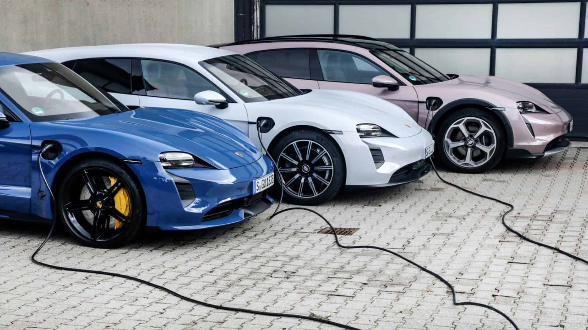 Carros elétricos Taycan da Porsche enviando eletricidade para a rede