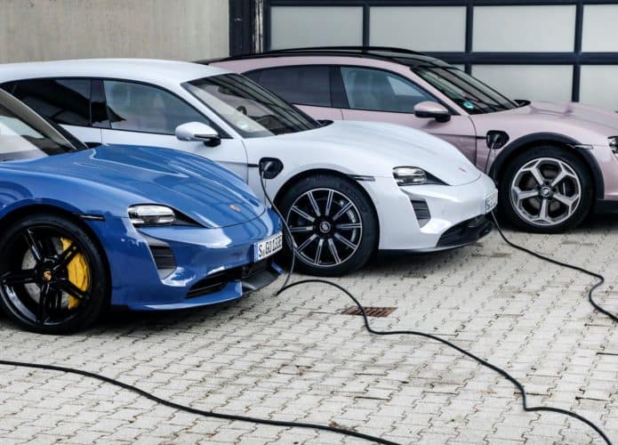 Carros elétricos Taycan da Porsche enviando eletricidade para a rede
