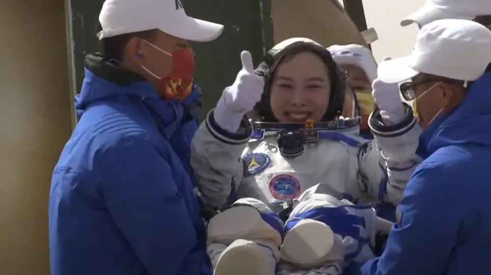 Taikonauta Wang Yaping da missão Shenzhou-13 no Deserto de Gobi após voltar da missão de seis meses em órbita