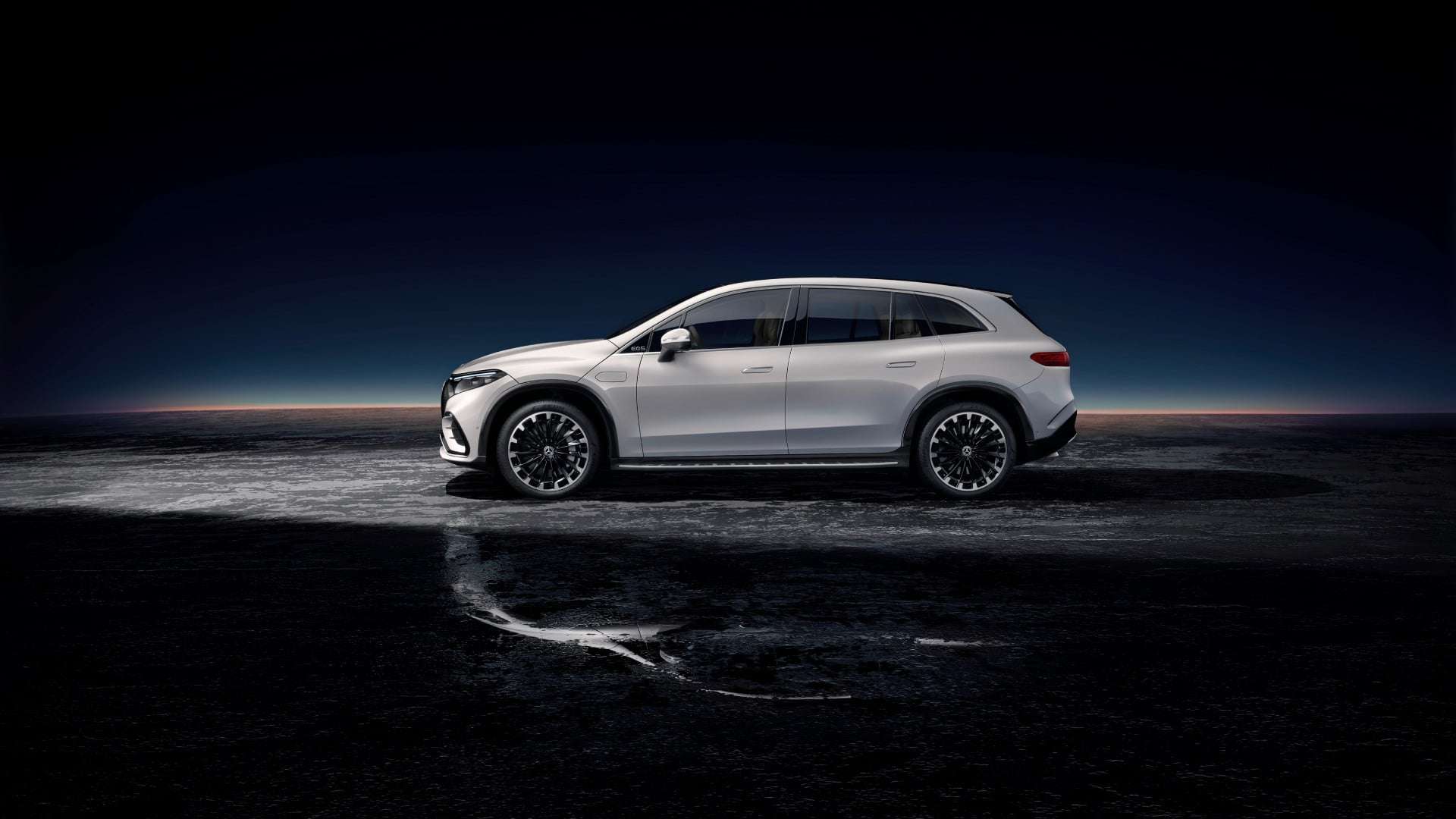 Mercedes-Benz revela seu luxuoso SUV totalmente elétrico EQS, com até 660 km de autonomia