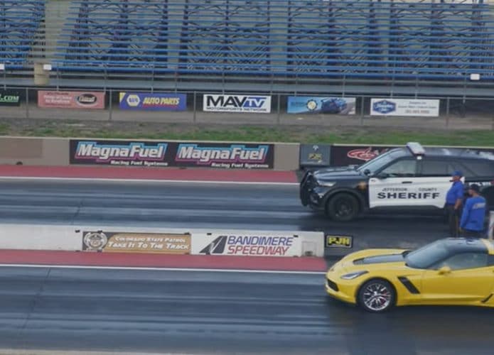 Corvette Z06 contra viatura policial em corrida de arrancada