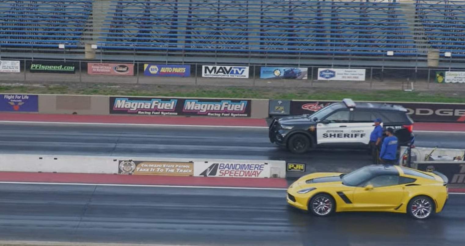 Corvette Z06 contra viatura policial em corrida de arrancada