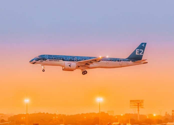 Jato E190-E2 da Embraer, com pintura de tubarão