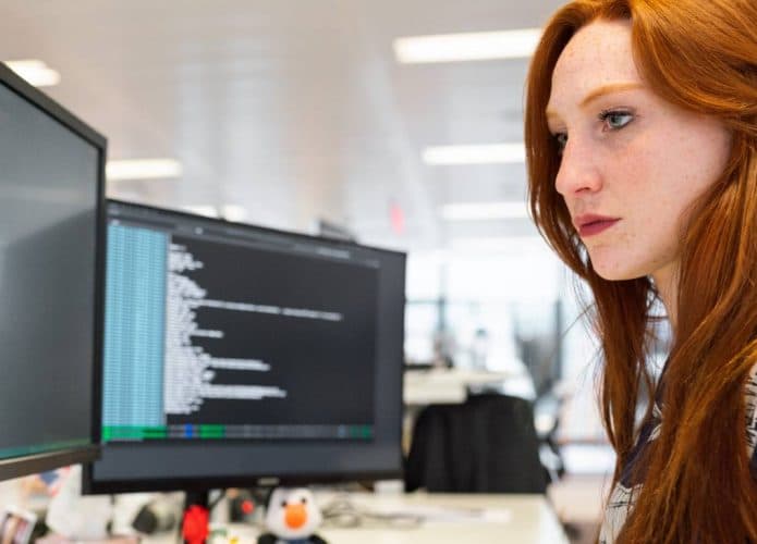 Engenheira de software trabalha em programação no computador
