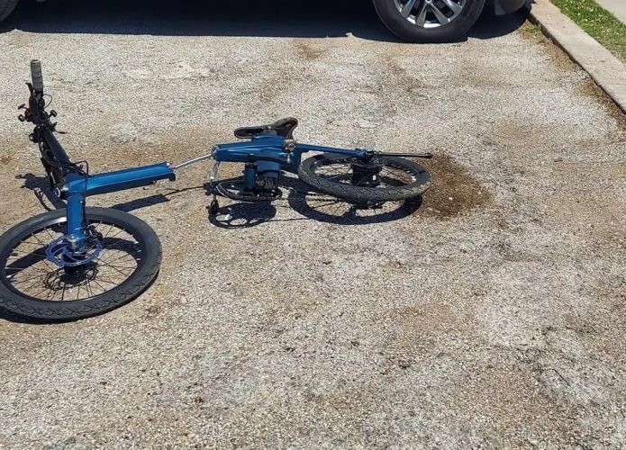 E-bike Fiido X se partindo em duas