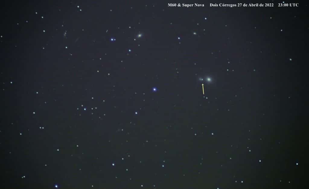 Supernova 2022hrs mostrada no detalhe da imagem: brilho intenso da explosão é quase igual ao de toda a sua galáxia hospedeira