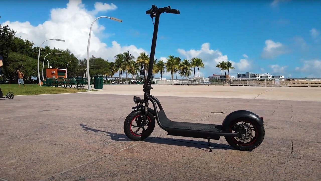 Freego F12 é um patinete extra largo, com 60 km de alcance e pelo equivalente de menos de R$ 5 mil