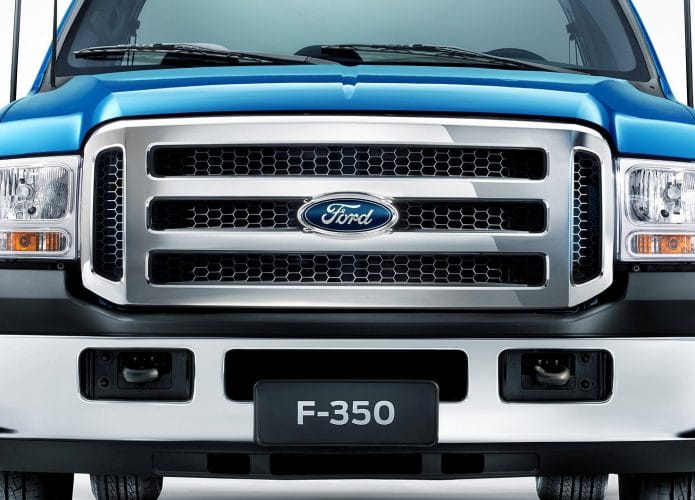 Frente de uma F-350 da Ford