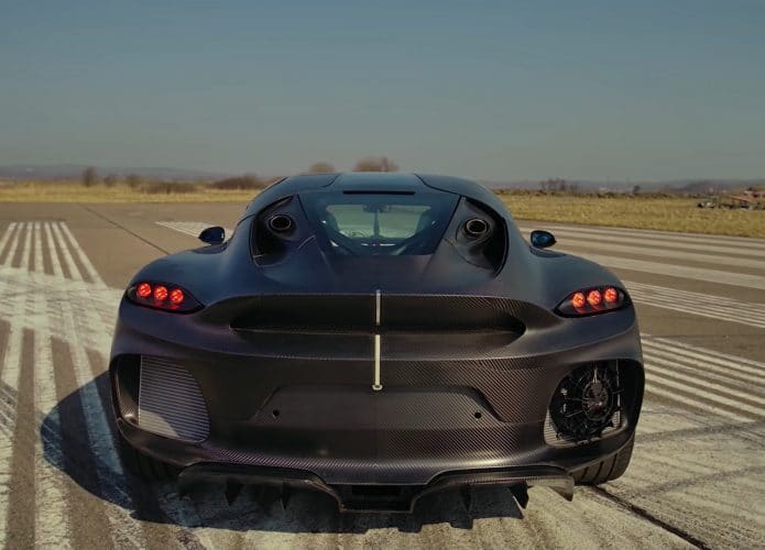 Parte de trás do hipercarro Koenigsegg Gemera
