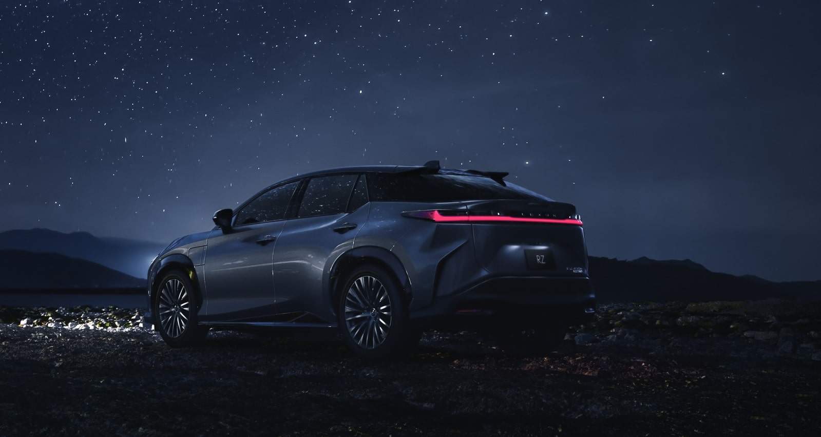 Marca de luxo da Toyota, Lexus revela teaser do RZ 450e, seu primeiro carro elétrico