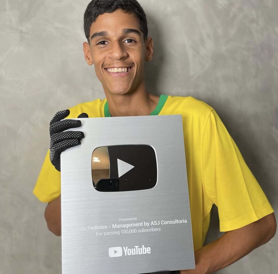 Luva de Pedreiro recebe placa do YouTube e gera polêmica; entenda