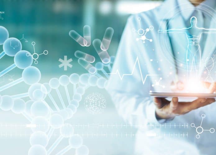 Homem analisando dados médicos em um tablet