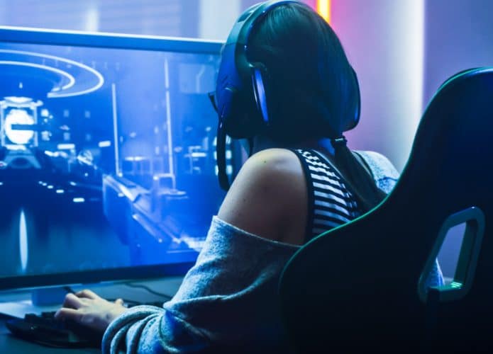 mulher jogando online
