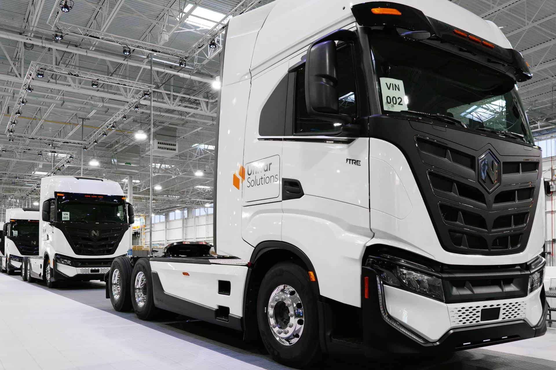 Nikola celebra o início das remessas de seu caminhão elétrico Tre BEV em produção