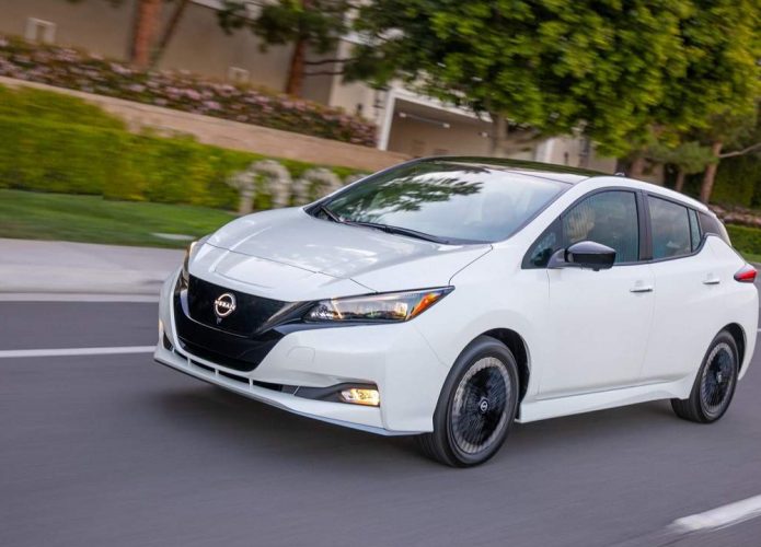 Nissan Leaf 2023 em rodovia