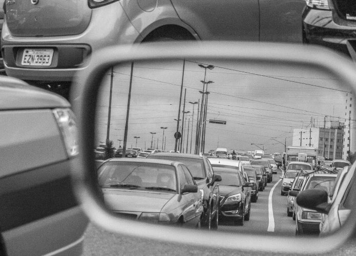 Retrovisor de veículo em um dia de chuva para ilustrar ponto cego para motorista