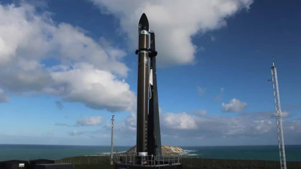 Um foguete Electron, da Rocket Lab: um modelo igual ao da imagem será resgatado por um helicóptero, no intuito de torná-lo um veículo reutilizável