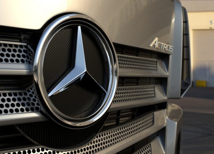 Logo da Mercedes-Benz em caminhão