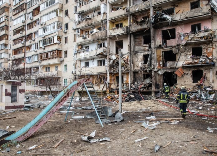 guerra rússia ucrânia - prédio bombardeado em kiev