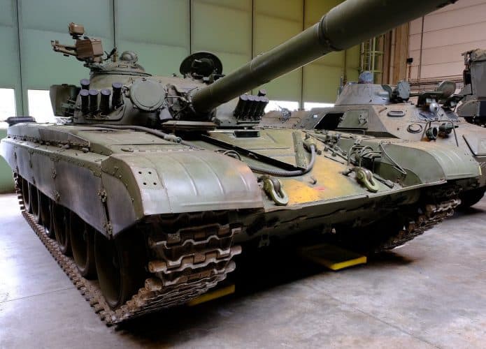 Um tanque soviético T-72, modelo a OTAN está enviando para a Ucrânia