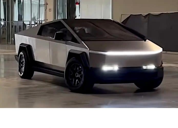 Picape elétrica Tesla Cybertruck com sistema de direção nas rodas traseiras