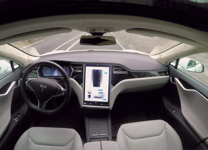 Espaço interno da Tesla com radar