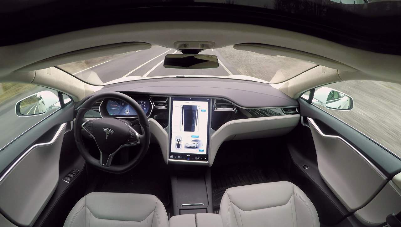 Espaço interno da Tesla com radar