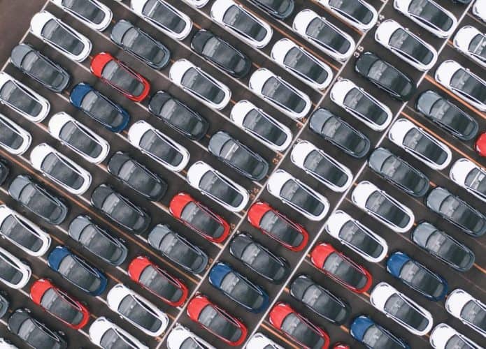 Carros da Tesla em um pátio, vistos de cima