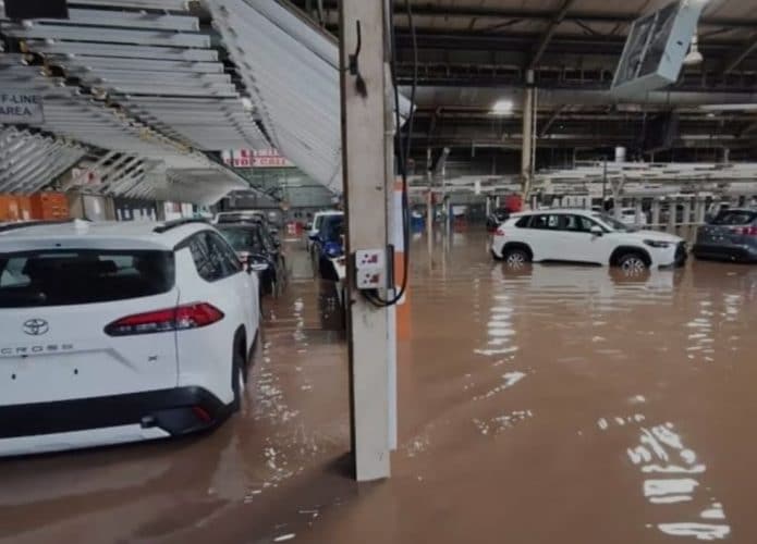 Cena de carros da Toyota submersos em fábrica na África do Sul