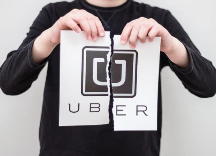 cartaz do uber sendo rasgado